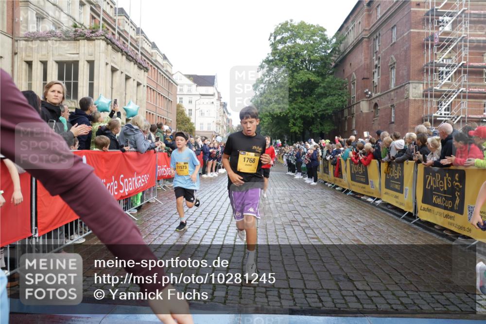 13.09.2026 - Kiel Lauf Yannick Fuchs http://msf.ph/oto/10281245 13.09.2026 08:54:53 Ziel 159, 561, 744, 820, 2699, 2754, 2770, 4069, 4227, 4348, 5454, 6607, 6737, 9045, 9163, 10279, 10447, 11133, 11263, 11330, 11464, 11470, 11780, 12654, 241, 1218, 1701, 2139, 2542, 2742, 3211, 3457, 3896, 3936, 4419, 4494, 4731, 5041, 5462, 5693, 6030, 6214, 6574, 6618, 6740, 6945, 7055, 7774, 7877, 8110, 8111, 8545, 8670, 8850, 9447, 9533, 9698, 9714, 10488, 10937, 11263, 11433, 11656, 471, 495, 889, 1450, 1768, 2773, 3219, 3863, 6206, 8546 meine-sportfotos.de