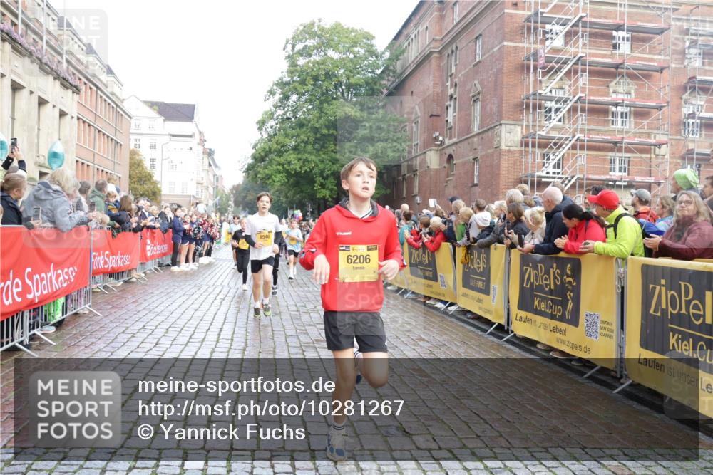 13.09.2026 - Kiel Lauf Yannick Fuchs http://msf.ph/oto/10281267 13.09.2026 08:54:55 Ziel 159, 561, 744, 820, 2699, 2770, 2773, 4069, 4227, 4348, 4828, 5454, 6607, 9163, 10279, 10447, 11133, 11330, 11464, 11470, 11780, 12654, 159, 241, 1218, 1701, 2139, 2542, 2742, 2754, 3211, 3457, 3896, 3936, 4419, 4731, 5041, 5462, 5693, 6030, 6214, 6574, 6618, 6737, 6740, 6945, 7055, 7774, 7877, 8110, 8111, 8545, 8670, 8850, 9045, 9533, 9698, 9714, 10488, 10937, 11263, 11433, 11656, 471, 495, 889, 1450, 1768, 3218, 3219, 3863, 5860, 6206, 8546 meine-sportfotos.de