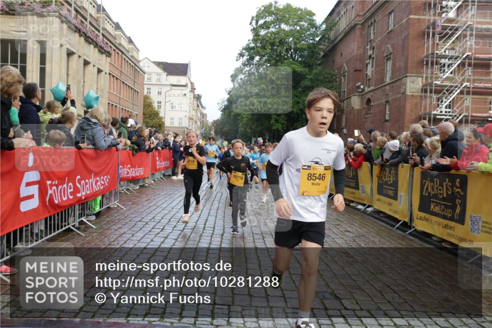 13.09.2026 - Kiel Lauf Yannick Fuchs http://msf.ph/oto/10281288 13.09.2026 08:54:56 Ziel 495, 561, 744, 820, 2699, 2770, 2773, 4069, 4227, 4348, 4828, 5454, 6607, 9163, 10279, 10447, 11133, 11330, 11464, 11470, 11780, 12654, 159, 241, 1701, 2139, 2542, 2742, 2754, 3211, 3457, 3896, 3936, 4419, 5454, 5462, 5693, 6214, 6574, 6618, 6737, 6740, 6945, 7055, 7774, 7877, 8110, 8111, 8545, 8670, 8850, 9045, 9533, 9698, 9714, 10488, 10937, 11263, 11433, 11656, 12654, 471, 889, 1450, 1768, 3218, 3219, 3863, 5860, 6206, 7222, 8546 meine-sportfotos.de