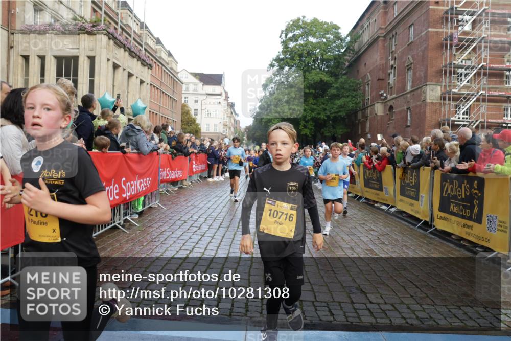 13.09.2026 - Kiel Lauf Yannick Fuchs http://msf.ph/oto/10281308 13.09.2026 08:54:58 Ziel 495, 561, 744, 820, 889, 1450, 2699, 2773, 4069, 4348, 4828, 6607, 9163, 11330, 11464, 11470, 11780, 159, 241, 561, 820, 1701, 2139, 2542, 2742, 2754, 2770, 3211, 3457, 3896, 3936, 4227, 4419, 5454, 5462, 5693, 6574, 6737, 6740, 6945, 7055, 7774, 7877, 8110, 8111, 8545, 8670, 8850, 9045, 9533, 9698, 10279, 10447, 10488, 10937, 11133, 11263, 11433, 11656, 12654, 114, 471, 1489, 1768, 3218, 3219, 3863, 5225, 5860, 6206, 7222, 8546 meine-sportfotos.de
