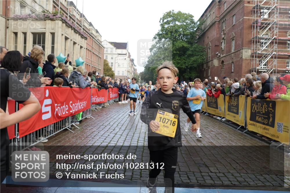 13.09.2026 - Kiel Lauf Yannick Fuchs http://msf.ph/oto/10281312 13.09.2026 08:54:58 Ziel 495, 561, 744, 820, 889, 1450, 2699, 2773, 4069, 4348, 4828, 6607, 9163, 11330, 11464, 11470, 11780, 159, 241, 561, 820, 1701, 2139, 2542, 2742, 2754, 2770, 3211, 3457, 3896, 3936, 4227, 4419, 5454, 5462, 5693, 6574, 6737, 6740, 6945, 7055, 7774, 7877, 8110, 8111, 8545, 8670, 8850, 9045, 9533, 9698, 10279, 10447, 10488, 10937, 11133, 11263, 11433, 11656, 12654, 114, 471, 1489, 1768, 3218, 3219, 3863, 5225, 5860, 6206, 7222, 8546 meine-sportfotos.de