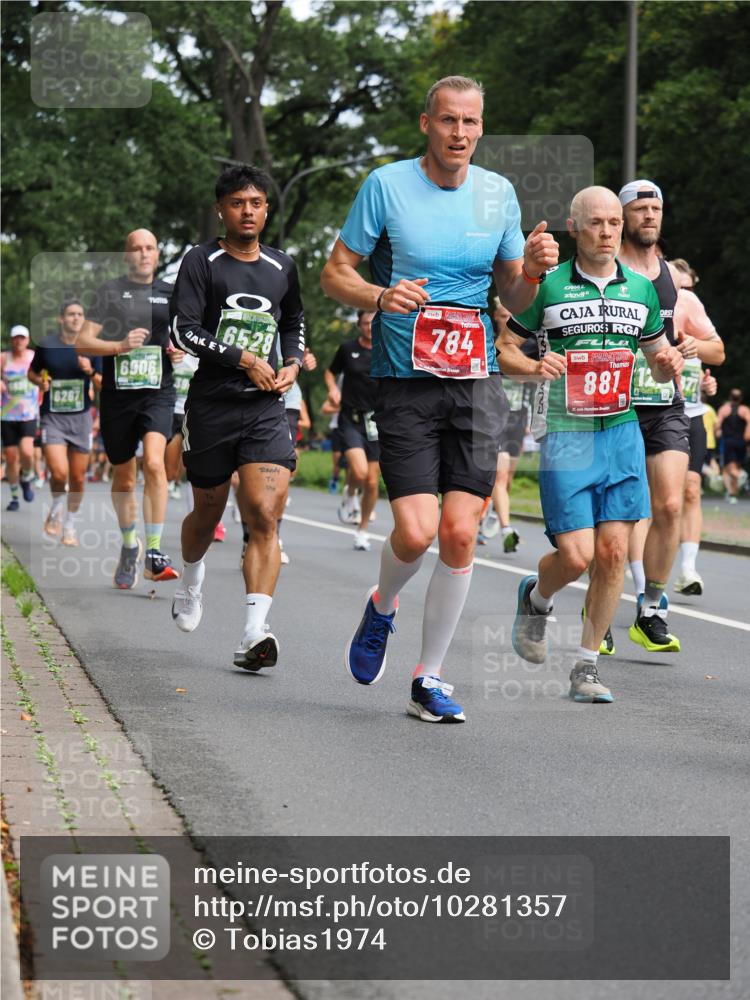 13.09.2026 - 21. swb-Marathon Bremen TobiasT http://msf.ph/oto/10281357 13.09.2026 11:53:26 Laufen 6267, 6906, 6528, 784, 881 meine-sportfotos.de