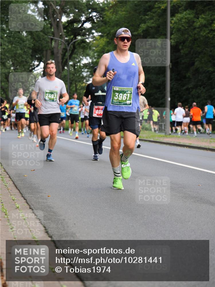 13.09.2026 - 21. swb-Marathon Bremen TobiasT http://msf.ph/oto/10281441 13.09.2026 11:55:19 Laufen 2493, 3961, 808 meine-sportfotos.de