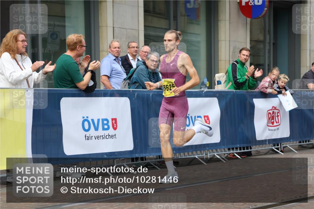 13.09.2026 - 21. swb-Marathon Bremen Strokosch-Dieckow http://msf.ph/oto/10281446 13.09.2026 10:26:37 Ziel 13502, 13627, 13525 meine-sportfotos.de