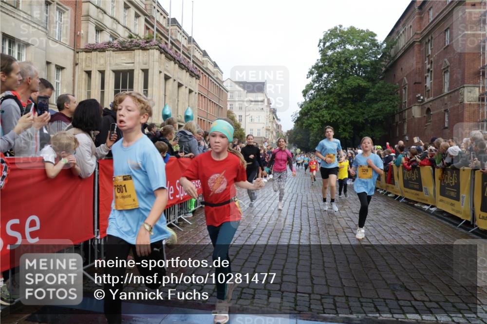 13.09.2026 - Kiel Lauf Yannick Fuchs http://msf.ph/oto/10281477 13.09.2026 08:55:11 Ziel 471, 495, 889, 1450, 1768, 3218, 3219, 3863, 5212, 5860, 6206, 6570, 7222, 7917, 8546, 9216, 10604, 10716, 10817, 10822, 11071, 11235, 11573, 12291, 12349, 159, 495, 561, 744, 820, 1701, 2139, 2542, 2699, 2754, 2770, 2773, 3457, 4069, 4227, 4348, 4828, 5454, 6574, 6607, 6737, 7877, 8670, 8850, 9045, 9163, 9533, 10279, 10447, 10488, 11133, 11263, 11330, 11433, 11464, 11470, 11780, 12654, 114, 329, 589, 1106, 1109, 1297, 1489, 1952, 2023, 3356, 3693, 5225, 7072, 11656 meine-sportfotos.de