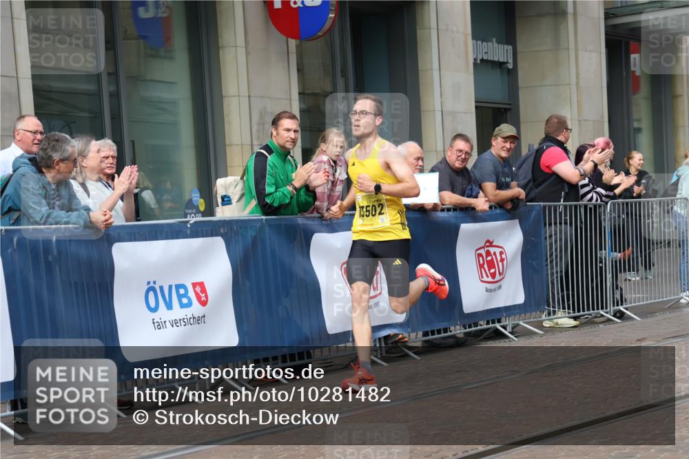 13.09.2026 - 21. swb-Marathon Bremen Strokosch-Dieckow http://msf.ph/oto/10281482 13.09.2026 10:26:54 Ziel 13627, 13502, 13525 meine-sportfotos.de