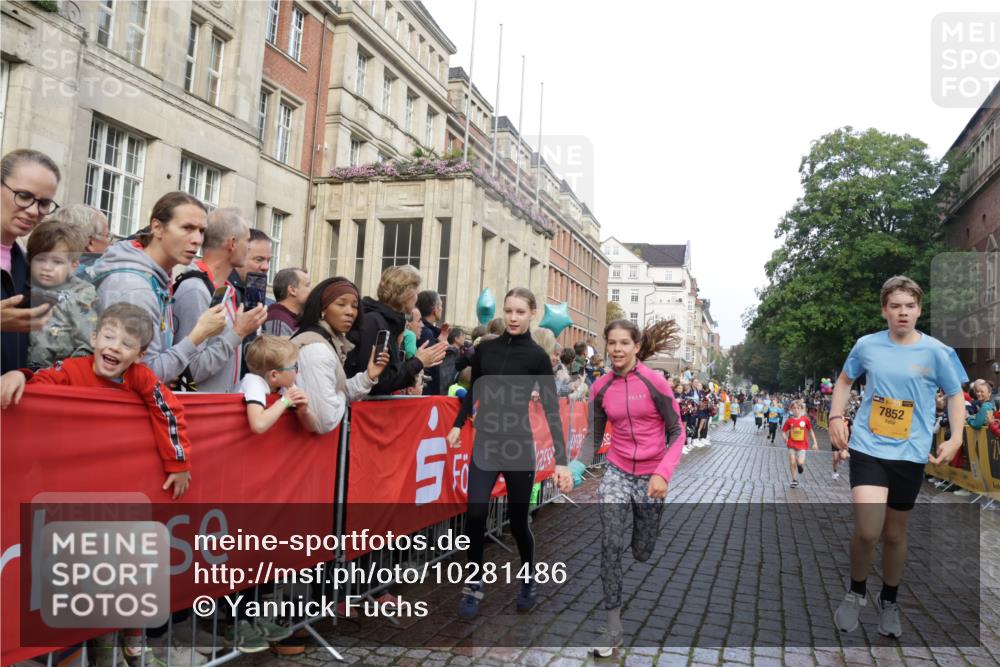 13.09.2026 - Kiel Lauf Yannick Fuchs http://msf.ph/oto/10281486 13.09.2026 08:55:12 Ziel 114, 471, 889, 1450, 1489, 1768, 3218, 3219, 3863, 5212, 5860, 6206, 6570, 7222, 7917, 8546, 9216, 10604, 10716, 10817, 10822, 11071, 11235, 11400, 11573, 12291, 12349, 159, 495, 561, 744, 820, 1701, 2139, 2699, 2754, 2770, 2773, 3457, 4069, 4227, 4348, 4828, 5454, 6574, 6607, 6737, 7877, 8670, 8850, 9045, 9163, 9533, 10279, 10447, 10488, 11133, 11263, 11330, 11433, 11464, 11470, 11780, 12654, 329, 589, 1106, 1109, 1297, 1952, 2023, 3356, 3693, 5225, 7072, 11656 meine-sportfotos.de