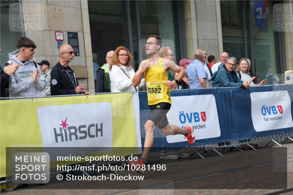 13.09.2026 - 21. swb-Marathon Bremen Strokosch-Dieckow http://msf.ph/oto/10281496 13.09.2026 10:26:55 Ziel 13627, 13502, 13525 meine-sportfotos.de