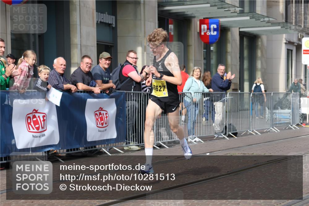 13.09.2026 - 21. swb-Marathon Bremen Strokosch-Dieckow http://msf.ph/oto/10281513 13.09.2026 10:27:05 Ziel 13502, 13627 meine-sportfotos.de