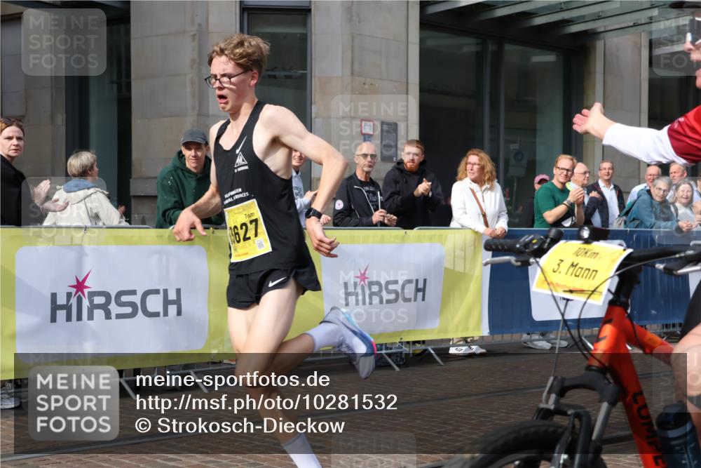 13.09.2026 - 21. swb-Marathon Bremen Strokosch-Dieckow http://msf.ph/oto/10281532 13.09.2026 10:27:07 Ziel 13502, 13627 meine-sportfotos.de