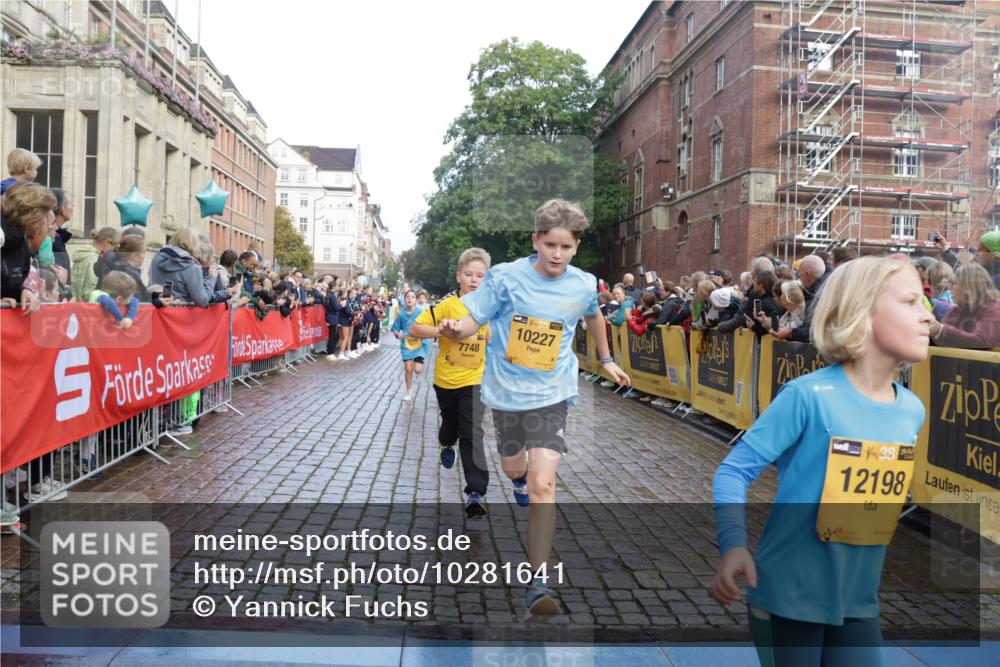 13.09.2026 - Kiel Lauf Yannick Fuchs http://msf.ph/oto/10281641 13.09.2026 08:55:24 Ziel 114, 329, 589, 1106, 1109, 1297, 1489, 2023, 2026, 2272, 2932, 3218, 3356, 3693, 4359, 4760, 4761, 4966, 5225, 5860, 6268, 7072, 7207, 7222, 7601, 7852, 7907, 8027, 9216, 9344, 10222, 10604, 10716, 11400, 11469, 12219, 12530, 471, 495, 744, 889, 1450, 1768, 2699, 2773, 3218, 3219, 3863, 4069, 4348, 4828, 5212, 6206, 6570, 6607, 7917, 8546, 9163, 10716, 10817, 10822, 11071, 11235, 11330, 11464, 11470, 11573, 11780, 12349, 1150, 1952, 2453, 561, 820 meine-sportfotos.de