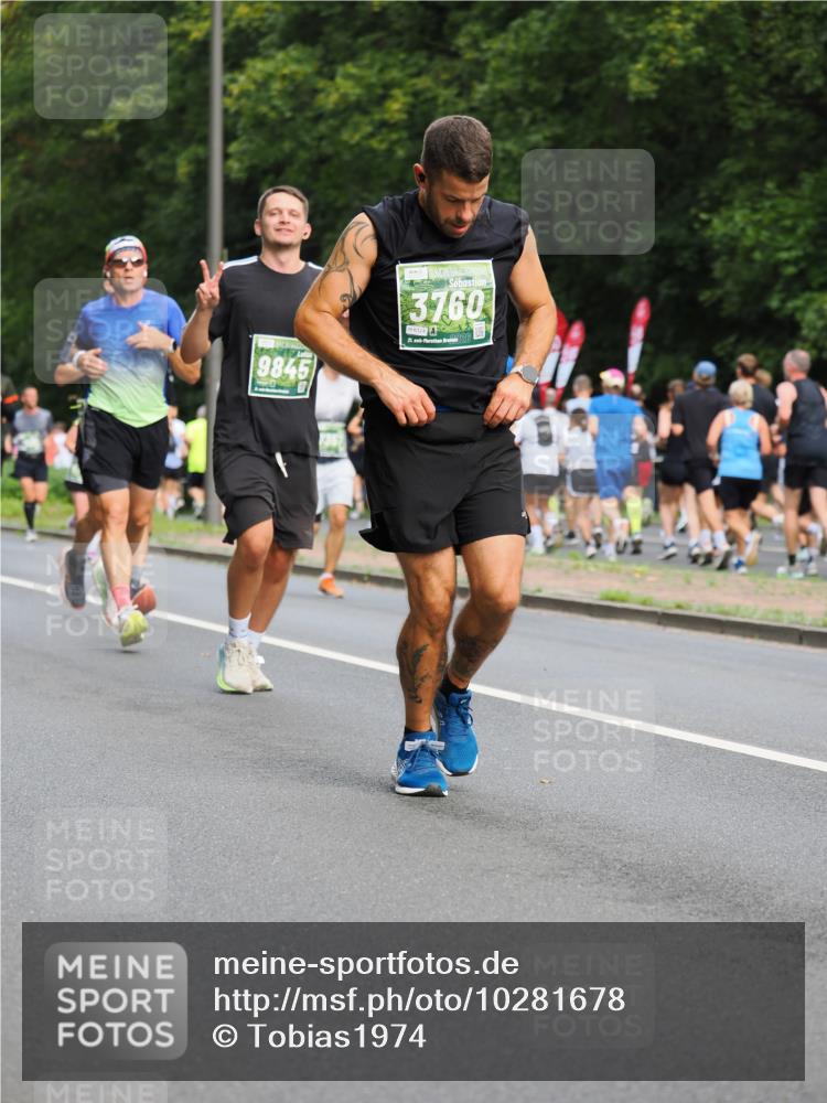 13.09.2026 - 21. swb-Marathon Bremen TobiasT http://msf.ph/oto/10281678 13.09.2026 11:56:34 Laufen 9845, 3760, 6124, 21 meine-sportfotos.de