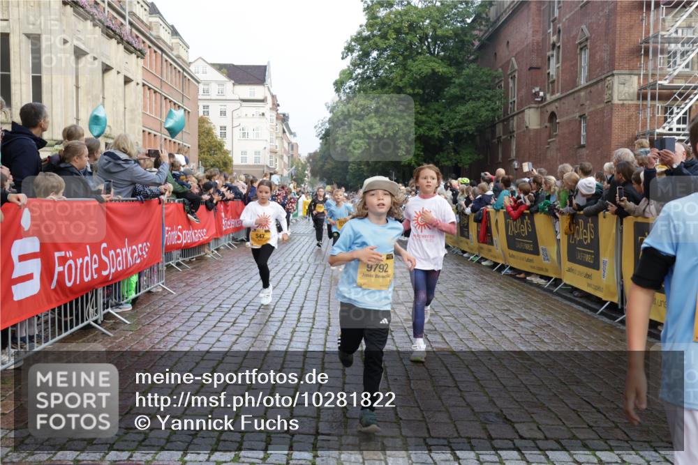 13.09.2026 - Kiel Lauf Yannick Fuchs http://msf.ph/oto/10281822 13.09.2026 08:55:39 Ziel 1150, 1952, 2344, 2453, 2642, 2998, 4122, 5932, 7748, 7852, 7929, 9033, 9302, 10227, 10271, 10818, 11439, 11657, 12198, 12530, 12712, 114, 329, 471, 589, 1106, 1109, 1297, 1489, 1768, 2023, 2026, 2272, 2932, 3218, 3219, 3356, 3693, 3863, 4359, 4760, 4761, 4966, 5212, 5225, 5860, 6206, 6268, 6570, 7072, 7207, 7222, 7601, 7852, 7907, 7917, 8027, 8546, 9216, 9344, 10222, 10604, 10716, 10817, 10822, 11071, 11235, 11400, 11469, 11573, 12219, 12349, 277, 1160, 1310 meine-sportfotos.de