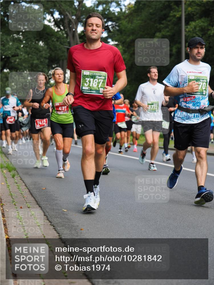 13.09.2026 - 21. swb-Marathon Bremen TobiasT http://msf.ph/oto/10281842 13.09.2026 11:57:37 Laufen 1412, 571, 3187, 21, 26, 21, 6, 6772, 116, 20975, 70 meine-sportfotos.de