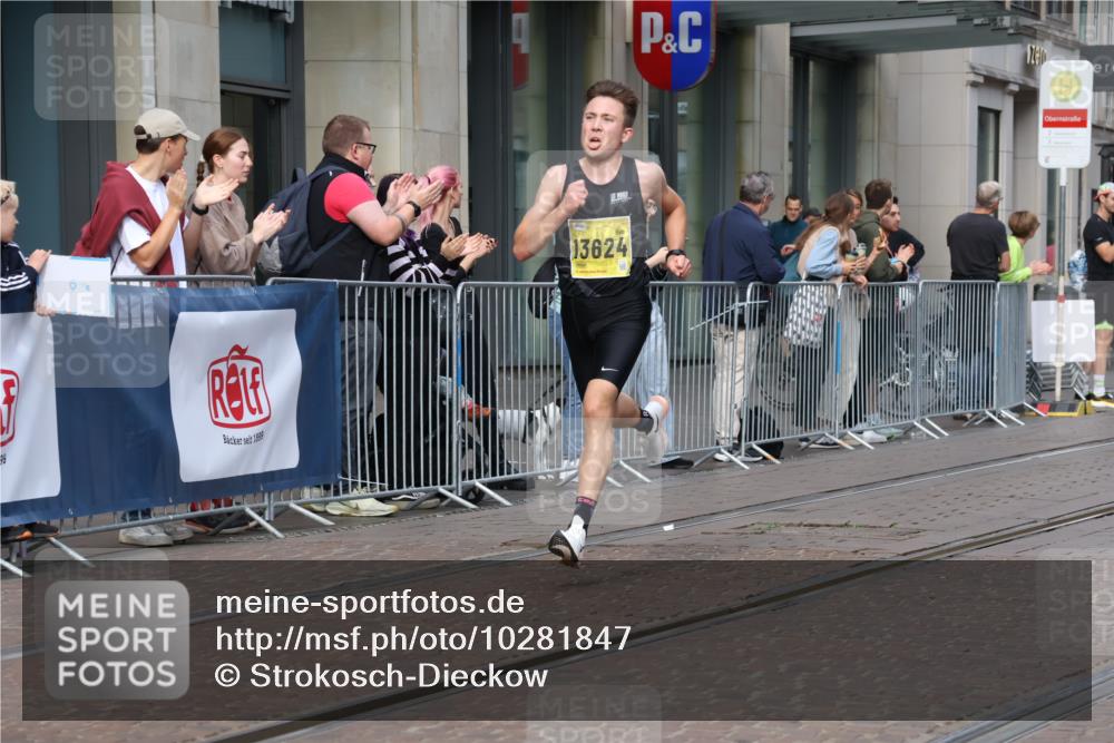 13.09.2026 - 21. swb-Marathon Bremen Strokosch-Dieckow http://msf.ph/oto/10281847 13.09.2026 10:28:47 Ziel 10597, 13604, 13614, 13515, 13547, 13567, 13593, 13624 meine-sportfotos.de