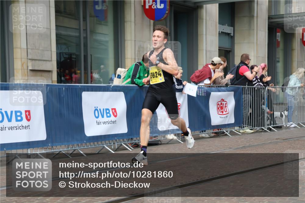 13.09.2026 - 21. swb-Marathon Bremen Strokosch-Dieckow http://msf.ph/oto/10281860 13.09.2026 10:28:48 Ziel 10597, 13604, 13614, 13515, 13547, 13567, 13593, 13624 meine-sportfotos.de