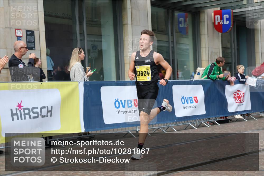 13.09.2026 - 21. swb-Marathon Bremen Strokosch-Dieckow http://msf.ph/oto/10281867 13.09.2026 10:28:48 Ziel 10597, 13604, 13614, 13515, 13547, 13567, 13593, 13624 meine-sportfotos.de
