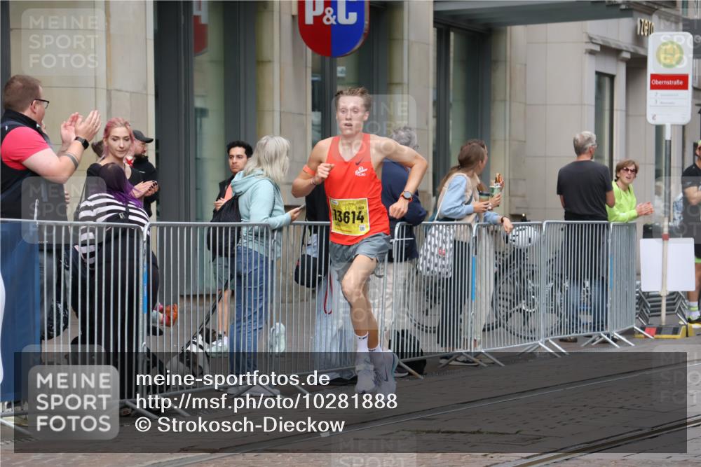 13.09.2026 - 21. swb-Marathon Bremen Strokosch-Dieckow http://msf.ph/oto/10281888 13.09.2026 10:29:04 Ziel 10597, 13517, 13542, 13557, 10597, 13604, 13614, 13624 meine-sportfotos.de