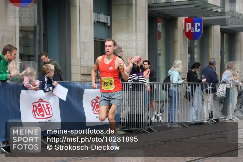 13.09.2026 - 21. swb-Marathon Bremen Strokosch-Dieckow http://msf.ph/oto/10281895 13.09.2026 10:29:05 Ziel 11234, 13517, 13542, 13557, 10597, 13604, 13614, 13624 meine-sportfotos.de