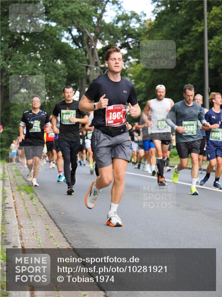 13.09.2026 - 21. swb-Marathon Bremen TobiasT http://msf.ph/oto/10281921 13.09.2026 11:58:02 Laufen 8057, 1904, 876, 4563, 9088 meine-sportfotos.de
