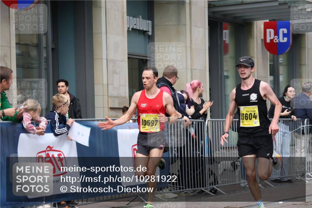 13.09.2026 - 21. swb-Marathon Bremen Strokosch-Dieckow http://msf.ph/oto/10281922 13.09.2026 10:29:08 Ziel 11234, 13517, 13542, 13557, 10597, 13604, 13614, 13624 meine-sportfotos.de
