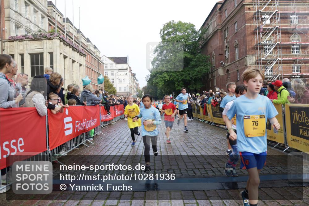 13.09.2026 - Kiel Lauf Yannick Fuchs http://msf.ph/oto/10281936 13.09.2026 08:55:49 Ziel 277, 645, 1150, 1160, 1249, 1310, 1712, 2998, 3253, 3358, 4545, 4682, 4755, 5289, 5297, 5547, 5876, 6290, 7748, 8960, 9033, 9302, 10188, 10227, 10818, 10934, 11439, 12198, 114, 329, 589, 1106, 1109, 1297, 1489, 1952, 2023, 2026, 2272, 2344, 2453, 2642, 2932, 3218, 3356, 3693, 4122, 4359, 4760, 4761, 4966, 5225, 5860, 5932, 6268, 7072, 7207, 7222, 7601, 7852, 7907, 7929, 8027, 9216, 9344, 10222, 10271, 10604, 10716, 11400, 11469, 11657, 12219, 12712, 74, 76, 114 meine-sportfotos.de