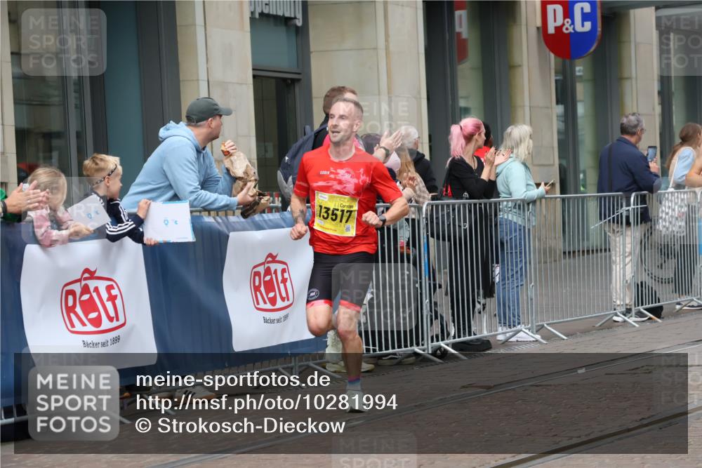 13.09.2026 - 21. swb-Marathon Bremen Strokosch-Dieckow http://msf.ph/oto/10281994 13.09.2026 10:29:25 Ziel 11234, 13510, 13579, 13623, 10597, 13517, 13542, 13557, 13604 meine-sportfotos.de