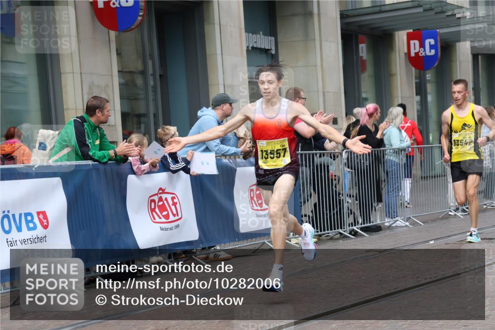 13.09.2026 - 21. swb-Marathon Bremen Strokosch-Dieckow http://msf.ph/oto/10282006 13.09.2026 10:29:27 Ziel 11234, 13510, 13579, 13623, 10597, 13517, 13542, 13557, 13604 meine-sportfotos.de