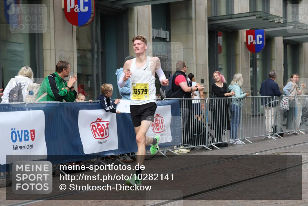 13.09.2026 - 21. swb-Marathon Bremen Strokosch-Dieckow http://msf.ph/oto/10282141 13.09.2026 10:29:43 Ziel 13561, 11234, 13510, 13517, 13542, 13557, 13579, 13623 meine-sportfotos.de