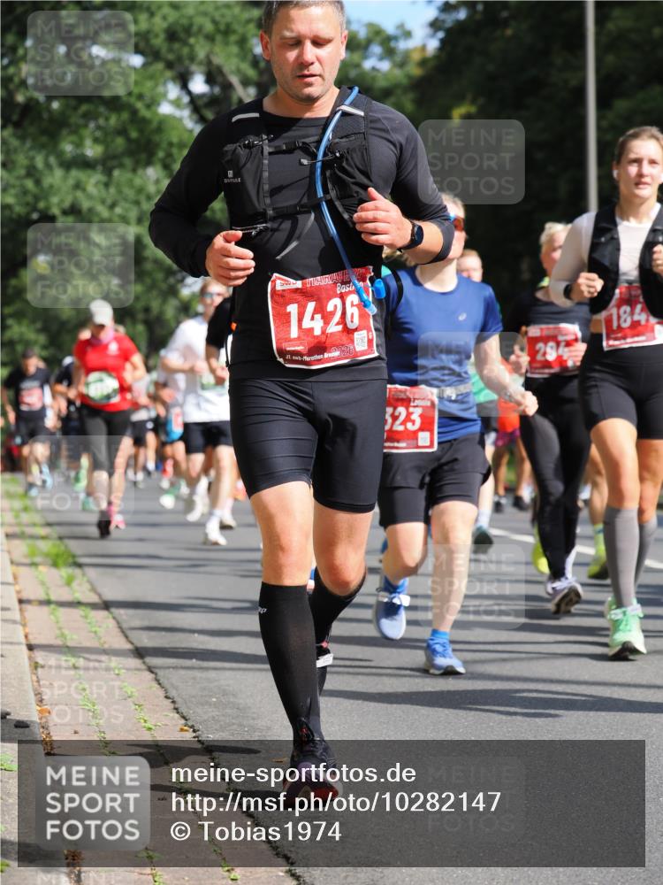13.09.2026 - 21. swb-Marathon Bremen TobiasT http://msf.ph/oto/10282147 13.09.2026 12:00:00 Laufen 1426, 21, 40, 323, 184, 284 meine-sportfotos.de