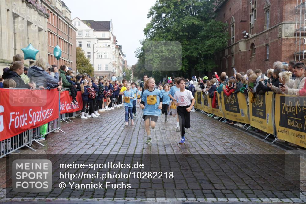13.09.2026 - Kiel Lauf Yannick Fuchs http://msf.ph/oto/10282218 13.09.2026 08:56:09 Ziel 74, 76, 234, 669, 808, 1126, 1346, 1444, 1581, 2143, 2197, 2685, 3179, 3350, 3409, 3454, 5012, 5259, 5687, 5759, 6003, 6212, 6232, 6738, 7155, 7390, 7489, 7816, 8527, 9374, 9930, 9935, 10803, 11376, 11995, 12138, 12242, 12557, 277, 547, 645, 1150, 1160, 1249, 1310, 1712, 2453, 2711, 2998, 3253, 3358, 3409, 4122, 4545, 4682, 4755, 5289, 5297, 5547, 5781, 5876, 6290, 7748, 7929, 9033, 9302, 10227, 10271, 10818, 11439, 11657, 12712, 3750, 4023, 5545, 5823, 329, 7207, 7601 meine-sportfotos.de