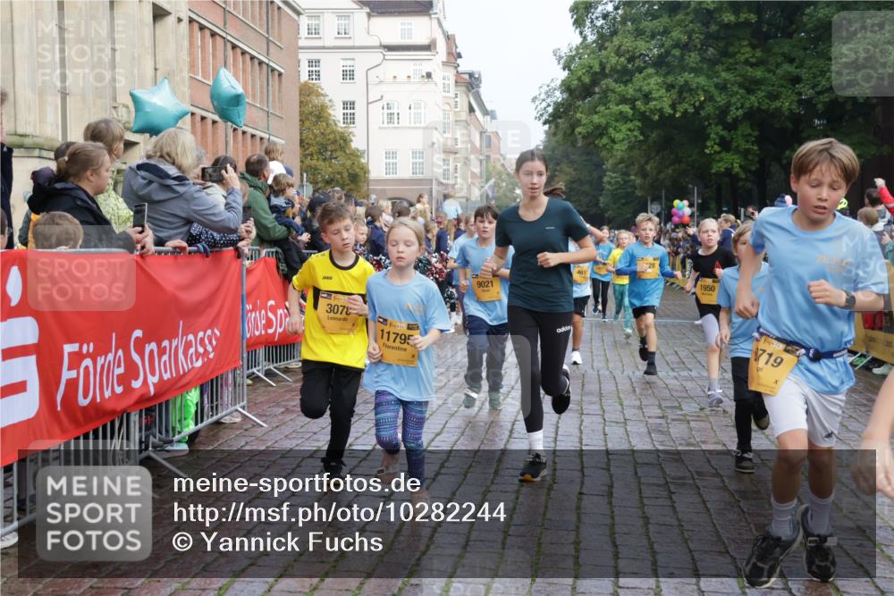 13.09.2026 - Kiel Lauf Yannick Fuchs http://msf.ph/oto/10282244 13.09.2026 08:56:11 Ziel 74, 76, 234, 669, 808, 1126, 1346, 1444, 1581, 2143, 2197, 2685, 3179, 3350, 3454, 5012, 5259, 5687, 5759, 6003, 6212, 6232, 6738, 7155, 7390, 7489, 8527, 9374, 9930, 9935, 10803, 11376, 11409, 11995, 12138, 12242, 277, 547, 645, 1150, 1160, 1249, 1310, 1712, 2453, 2711, 2998, 3253, 3358, 3409, 4122, 4545, 4682, 4755, 5289, 5297, 5547, 5781, 5876, 6290, 7748, 9033, 9302, 10227, 10271, 10818, 11439, 11657, 12712, 3750, 4023, 5545, 5823 meine-sportfotos.de