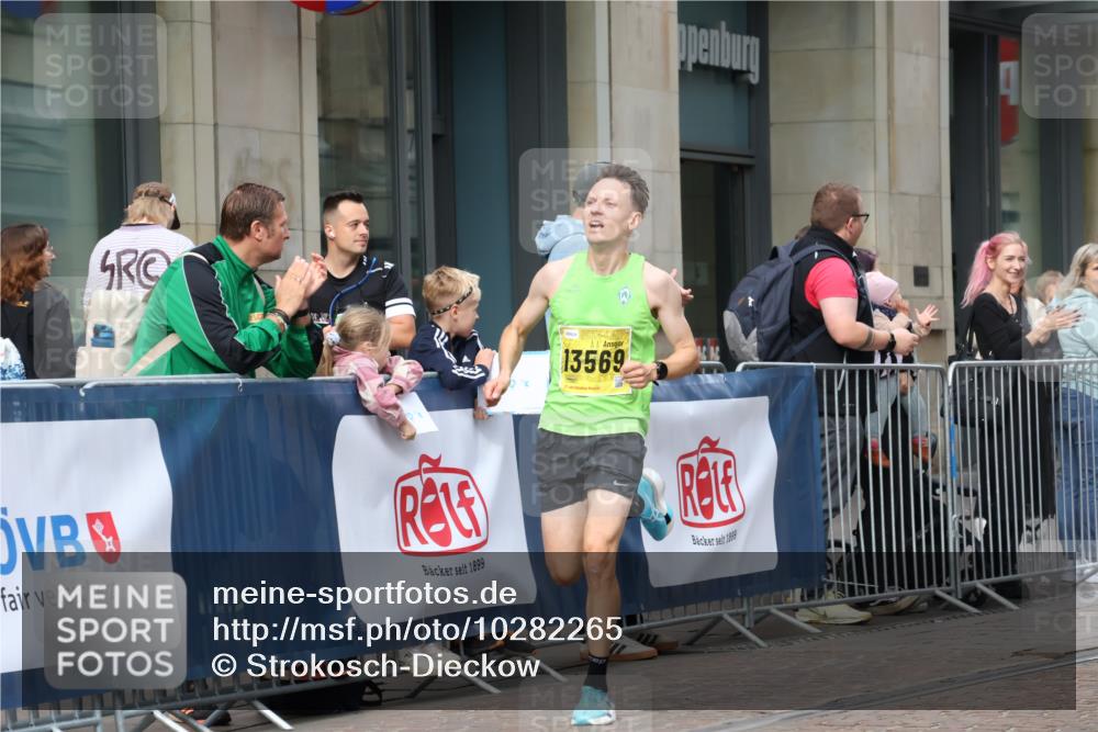 13.09.2026 - 21. swb-Marathon Bremen Strokosch-Dieckow http://msf.ph/oto/10282265 13.09.2026 10:30:18 Ziel 12458, 13603, 13522, 13561, 13569, 13576 meine-sportfotos.de
