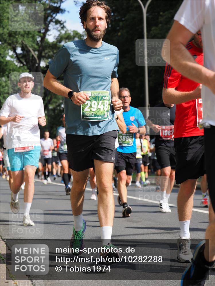 13.09.2026 - 21. swb-Marathon Bremen TobiasT http://msf.ph/oto/10282288 13.09.2026 12:00:45 Laufen 2948, 21, 24, 3895, 1967 meine-sportfotos.de
