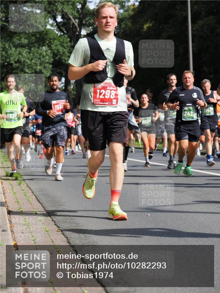13.09.2026 - 21. swb-Marathon Bremen TobiasT http://msf.ph/oto/10282293 13.09.2026 12:00:51 Laufen 1561, 1298, 21, 026, 3826, 2428 meine-sportfotos.de