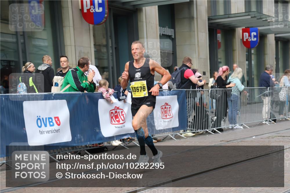 13.09.2026 - 21. swb-Marathon Bremen Strokosch-Dieckow http://msf.ph/oto/10282295 13.09.2026 10:30:20 Ziel 12458, 13537, 13603, 13522, 13561, 13569, 13576 meine-sportfotos.de