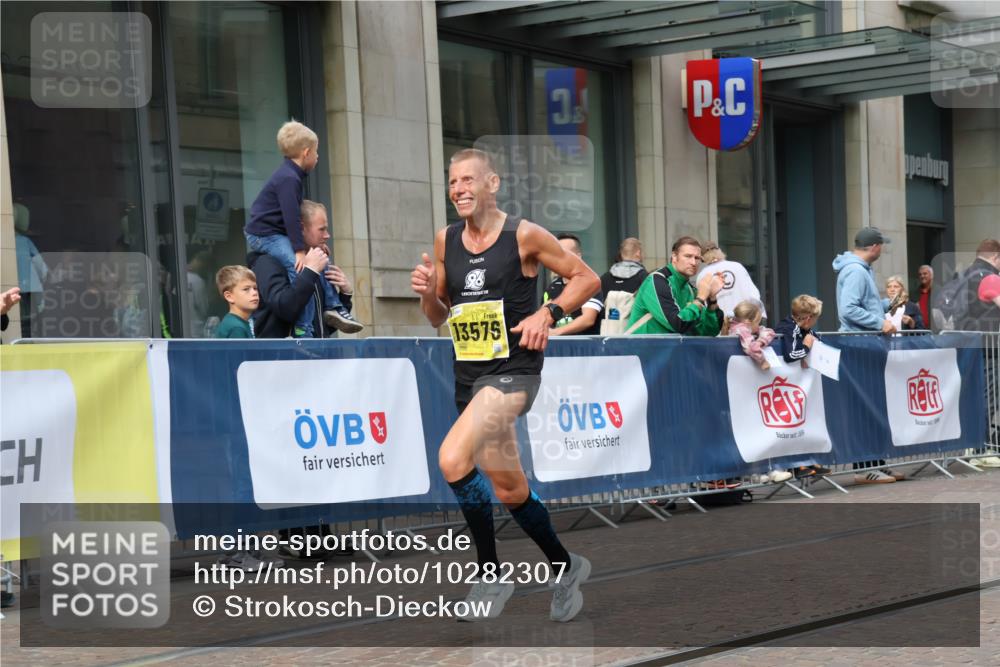 13.09.2026 - 21. swb-Marathon Bremen Strokosch-Dieckow http://msf.ph/oto/10282307 13.09.2026 10:30:20 Ziel 12458, 13537, 13603, 13522, 13561, 13569, 13576 meine-sportfotos.de