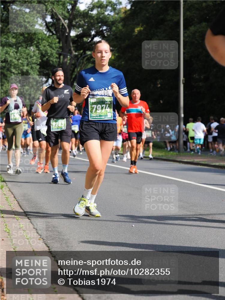 13.09.2026 - 21. swb-Marathon Bremen TobiasT http://msf.ph/oto/10282355 13.09.2026 12:01:07 Laufen 9283, 7974 meine-sportfotos.de