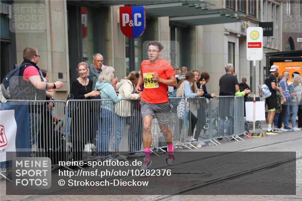 13.09.2026 - 21. swb-Marathon Bremen Strokosch-Dieckow http://msf.ph/oto/10282376 13.09.2026 10:30:36 Ziel 13537, 13554, 13572, 13630, 12458, 13522, 13569, 13576, 13603 meine-sportfotos.de