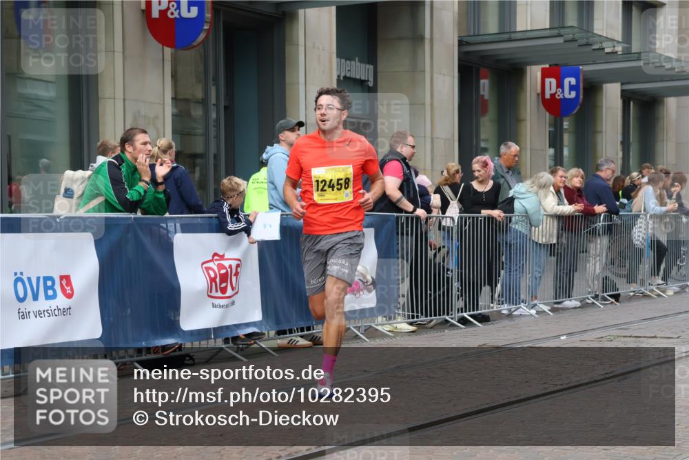 13.09.2026 - 21. swb-Marathon Bremen Strokosch-Dieckow http://msf.ph/oto/10282395 13.09.2026 10:30:38 Ziel 13537, 13554, 13572, 13602, 13630, 12458, 13569, 13576, 13603 meine-sportfotos.de