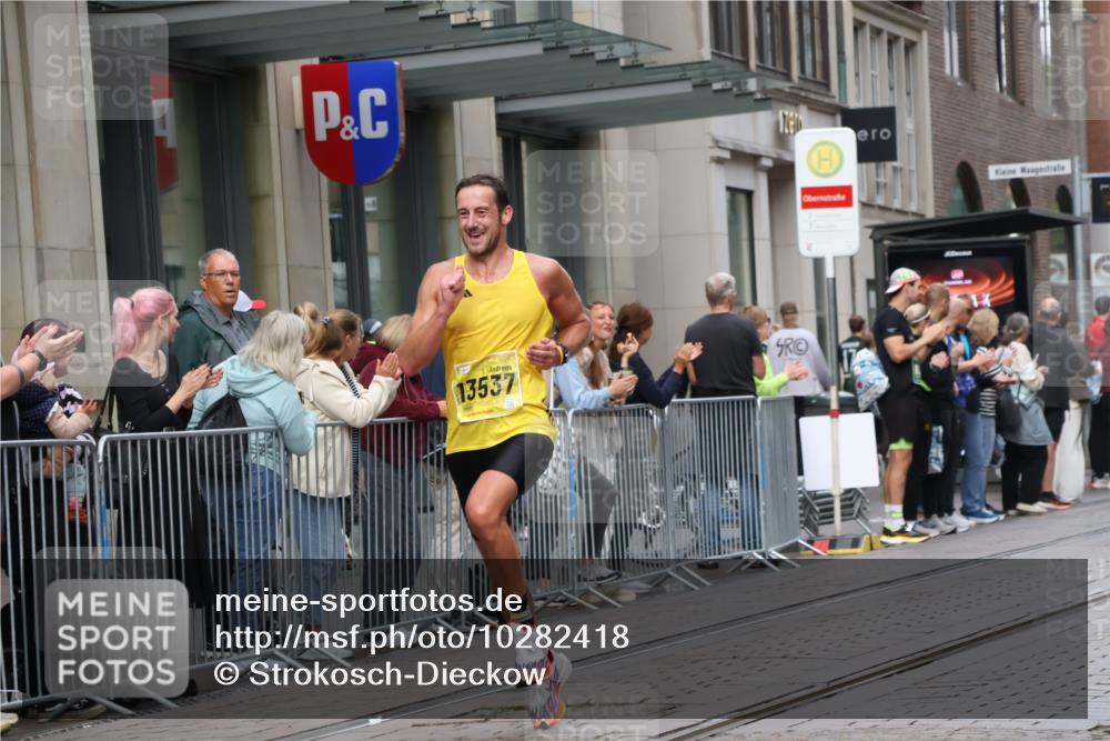 13.09.2026 - 21. swb-Marathon Bremen Strokosch-Dieckow http://msf.ph/oto/10282418 13.09.2026 10:30:49 Ziel 13572, 13602, 13630, 12458, 13537, 13554, 13603 meine-sportfotos.de