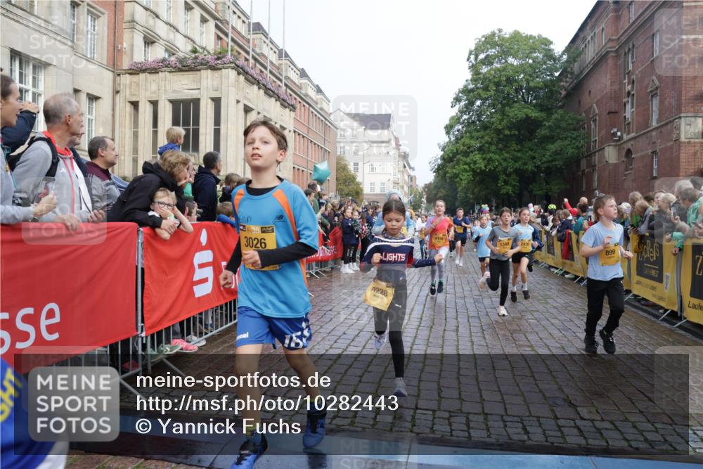 13.09.2026 - Kiel Lauf Yannick Fuchs http://msf.ph/oto/10282443 13.09.2026 08:56:23 Ziel 407, 470, 758, 759, 1009, 1346, 2173, 2497, 2640, 2685, 2719, 3078, 3750, 4023, 4165, 4537, 4602, 5459, 5545, 5687, 5823, 6003, 6275, 6371, 6591, 7702, 7726, 7769, 7866, 8056, 8259, 8544, 8719, 8784, 8917, 9957, 10610, 10803, 11310, 11409, 11795, 74, 76, 234, 547, 645, 669, 808, 1126, 1249, 1346, 1444, 1581, 2143, 2197, 2685, 2711, 3179, 3350, 3358, 3409, 3454, 4755, 5012, 5259, 5289, 5297, 5547, 5759, 5781, 5876, 6212, 6232, 7390, 9374 meine-sportfotos.de