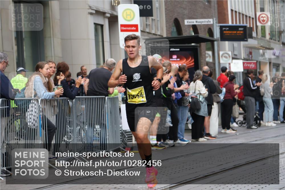 13.09.2026 - 21. swb-Marathon Bremen Strokosch-Dieckow http://msf.ph/oto/10282456 13.09.2026 10:30:52 Ziel 13571, 13572, 13602, 13630, 12458, 13537, 13554, 13603 meine-sportfotos.de