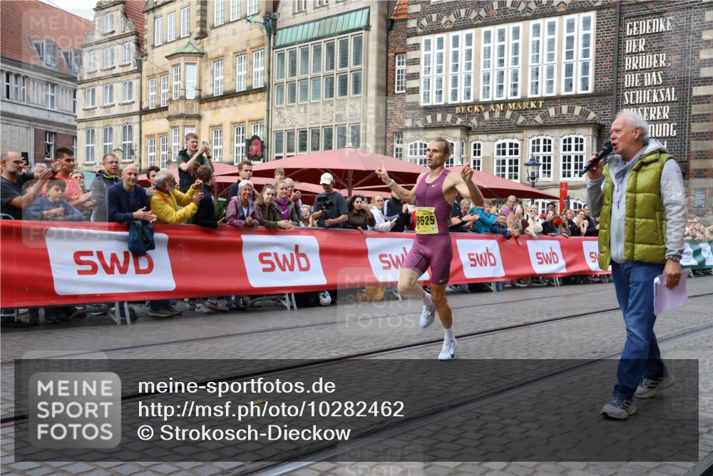 13.09.2026 - 21. swb-Marathon Bremen Strokosch-Dieckow http://msf.ph/oto/10282462 13.09.2026 10:26:47 Ziel 13525, 13502 meine-sportfotos.de