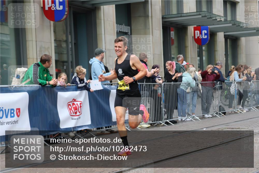 13.09.2026 - 21. swb-Marathon Bremen Strokosch-Dieckow http://msf.ph/oto/10282473 13.09.2026 10:30:54 Ziel 13571, 13572, 13602, 12458, 13537, 13554, 13603, 13630 meine-sportfotos.de