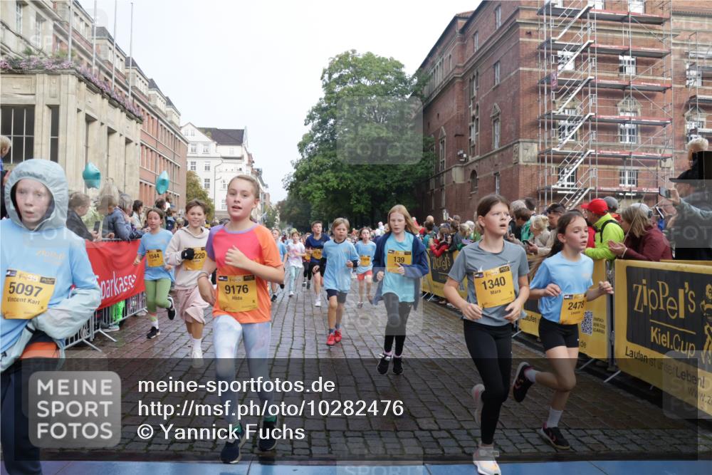 13.09.2026 - Kiel Lauf Yannick Fuchs http://msf.ph/oto/10282476 13.09.2026 08:56:25 Ziel 407, 470, 582, 758, 759, 1009, 1950, 2173, 2497, 2640, 2719, 3078, 3750, 4023, 4165, 4537, 4602, 5459, 5545, 5823, 6275, 6371, 6591, 7702, 7726, 7769, 7865, 7866, 8056, 8259, 8544, 8719, 8784, 8917, 9021, 9957, 10610, 11310, 11409, 11795, 74, 76, 234, 547, 669, 808, 1126, 1249, 1346, 1444, 1581, 2143, 2197, 2685, 2711, 3179, 3350, 3358, 3409, 3454, 4755, 5012, 5259, 5289, 5297, 5547, 5687, 5759, 5781, 6003, 6212, 6232, 7390, 9374 meine-sportfotos.de