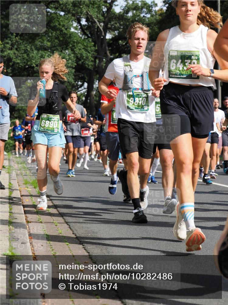 13.09.2026 - 21. swb-Marathon Bremen TobiasT http://msf.ph/oto/10282486 13.09.2026 12:02:00 Laufen 6890, 67, 990, 9810, 6439, 21 meine-sportfotos.de