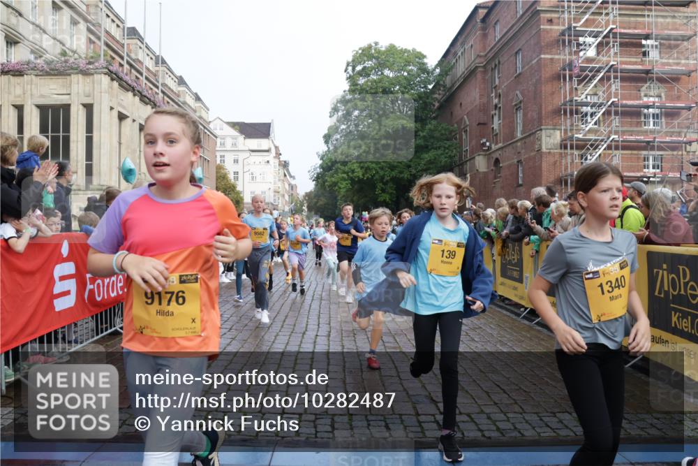 13.09.2026 - Kiel Lauf Yannick Fuchs http://msf.ph/oto/10282487 13.09.2026 08:56:25 Ziel 407, 470, 582, 758, 759, 1009, 1950, 2173, 2497, 2640, 2719, 3078, 3750, 4023, 4165, 4537, 4602, 5459, 5545, 5823, 6275, 6371, 6591, 7702, 7726, 7769, 7865, 7866, 8056, 8259, 8544, 8719, 8784, 8917, 9021, 9957, 10610, 11310, 11409, 11795, 74, 76, 234, 547, 669, 808, 1126, 1249, 1346, 1444, 1581, 2143, 2197, 2685, 2711, 3179, 3350, 3358, 3409, 3454, 4755, 5012, 5259, 5289, 5297, 5547, 5687, 5759, 5781, 6003, 6212, 6232, 7390, 9374 meine-sportfotos.de