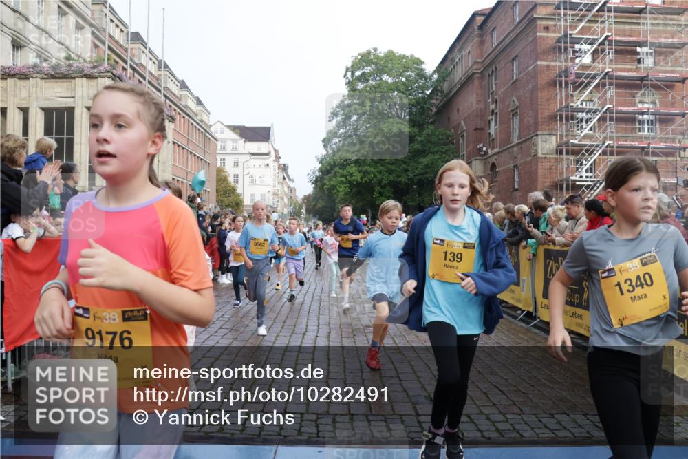 13.09.2026 - Kiel Lauf Yannick Fuchs http://msf.ph/oto/10282491 13.09.2026 08:56:25 Ziel 407, 470, 582, 758, 759, 1009, 1950, 2173, 2497, 2640, 2719, 3078, 3750, 4023, 4165, 4537, 4602, 5459, 5545, 5823, 6275, 6371, 6591, 7702, 7726, 7769, 7865, 7866, 8056, 8259, 8544, 8719, 8784, 8917, 9021, 9957, 10610, 11310, 11409, 11795, 74, 76, 234, 547, 669, 808, 1126, 1249, 1346, 1444, 1581, 2143, 2197, 2685, 2711, 3179, 3350, 3358, 3409, 3454, 4755, 5012, 5259, 5289, 5297, 5547, 5687, 5759, 5781, 6003, 6212, 6232, 7390, 9374 meine-sportfotos.de