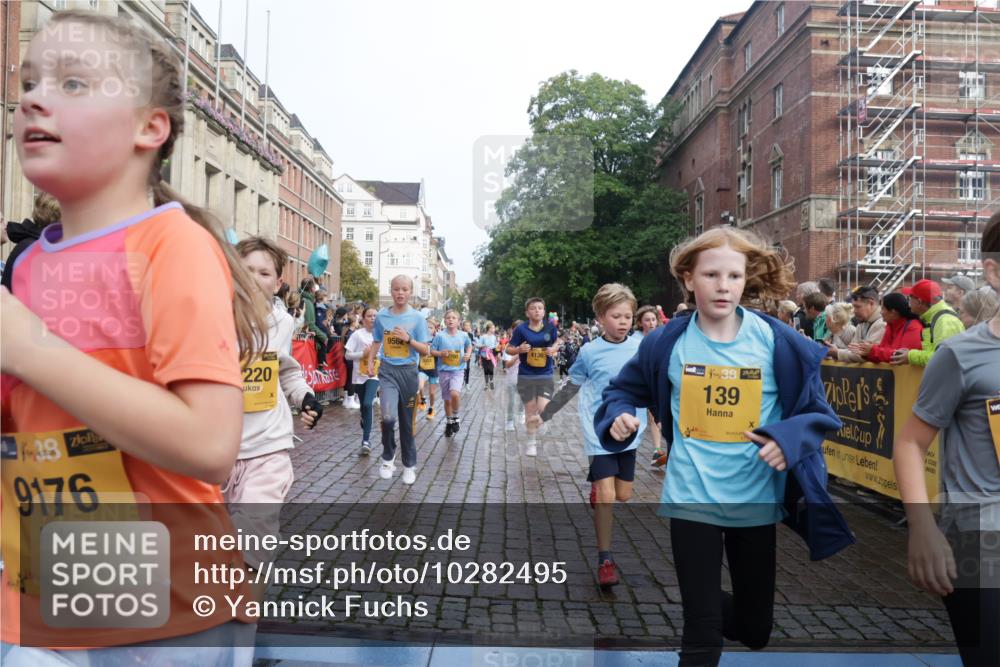 13.09.2026 - Kiel Lauf Yannick Fuchs http://msf.ph/oto/10282495 13.09.2026 08:56:26 Ziel 407, 470, 582, 758, 759, 1009, 1950, 2173, 2497, 2640, 2719, 3078, 3750, 4023, 4165, 4537, 4602, 5315, 5459, 5545, 5823, 6275, 6371, 6591, 7702, 7726, 7769, 7865, 7866, 8056, 8259, 8544, 8719, 8784, 8917, 9021, 9957, 10610, 11310, 11409, 11795, 12032, 74, 76, 234, 547, 669, 808, 1126, 1346, 1444, 1581, 2143, 2197, 2685, 2711, 3179, 3350, 3358, 3409, 3454, 4755, 5012, 5259, 5289, 5297, 5547, 5687, 5759, 5781, 6003, 6212, 6232, 7390, 9374 meine-sportfotos.de